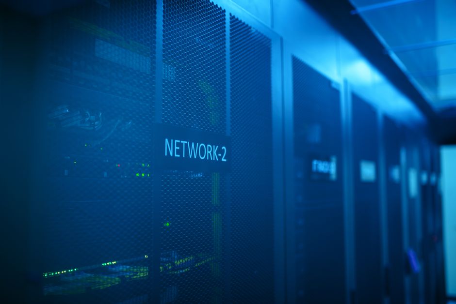 Serverska soba s mrežnom opremom i plavim osvjetljenjem