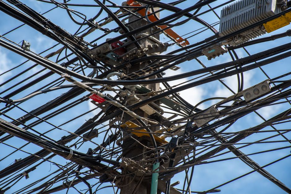 Zapetljani električni i komunikacijski kabeli na stupu kao primjer loše planirane instalacije