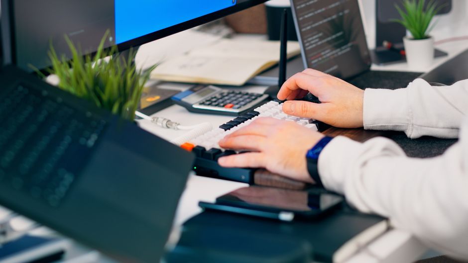 Inženjer Krovanta Tech radi na računalu u modernom IT uredu