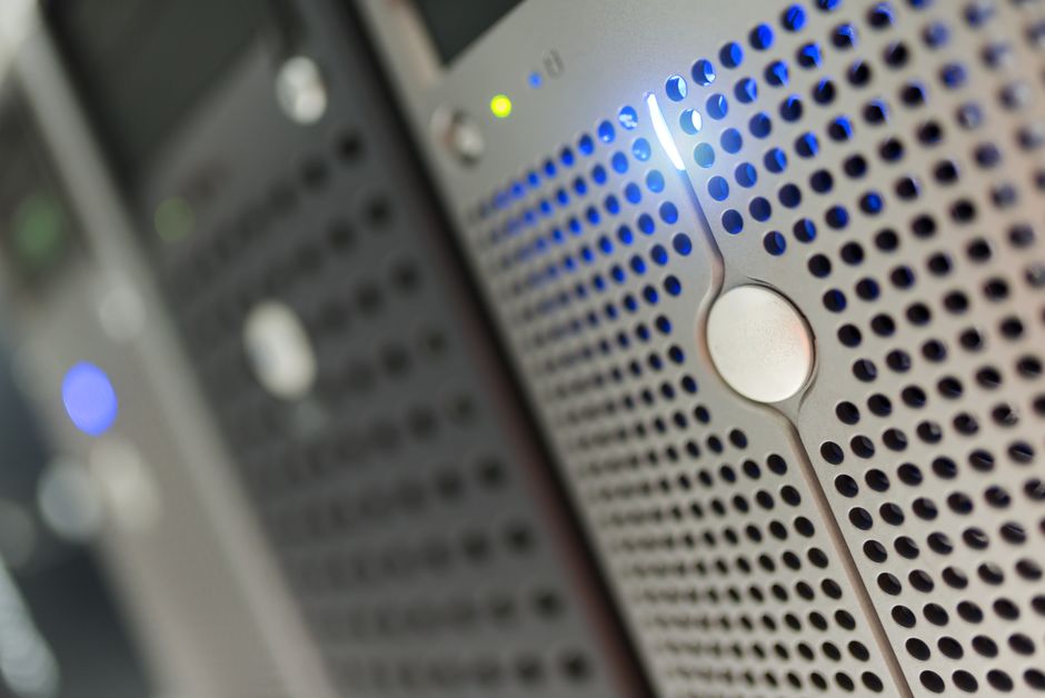 Detalj modernog server racka s plavim LED indikatorima u podatkovnom centru